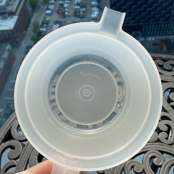 Tupperware - Small 1.5 Qt Pitcher With Push Button Lid - Picture 10 of 11